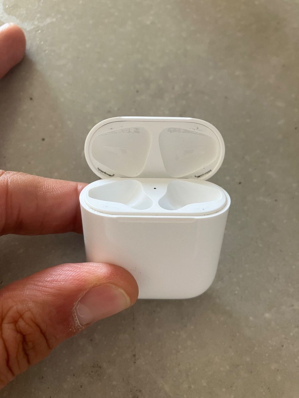 Apple Cuffie: APPLE AIRPODS Case – Usato da Lausanne venduto da mr.v