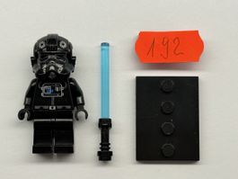 1 Stück LEGO Star Wars TIE Pilot Figur mit Lichtschwert.