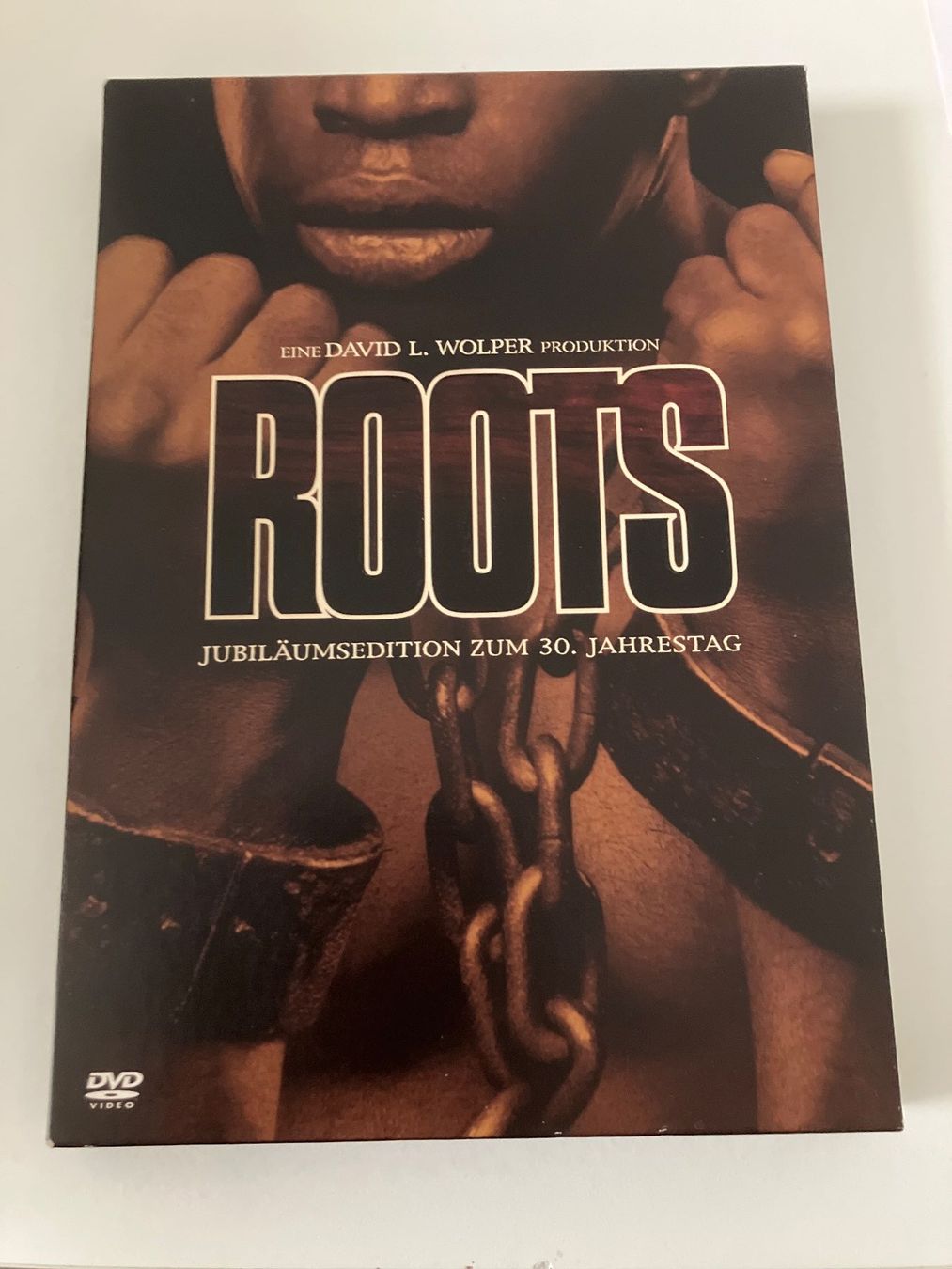 Tutti i DVDs: Roots - Box Set - Jubiläums Edition [4 DVDs] – Usato da Arbon venduto da JoJoAs