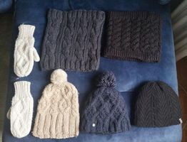 3 Winterkappen, 2 Schals und 1 paar Handschuhe