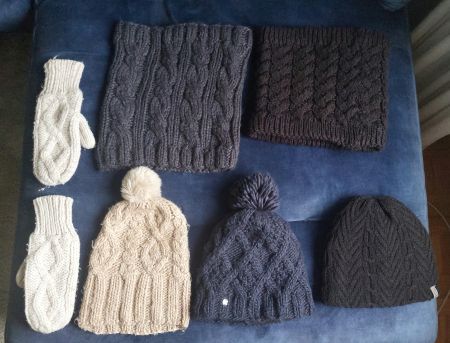 3 Winterkappen, 2 Schals und 1 paar Handschuhe