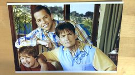Charlie Sheen / Jon Cryer, Original Autogramme auf Grossfoto