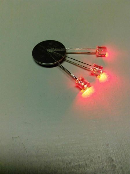 Componenti elettronici: Flachkopf-LED 3mm, 20Stk., klar/rot – Nuovo (secondo la descrizione) da Luzern venduto da Salefactory