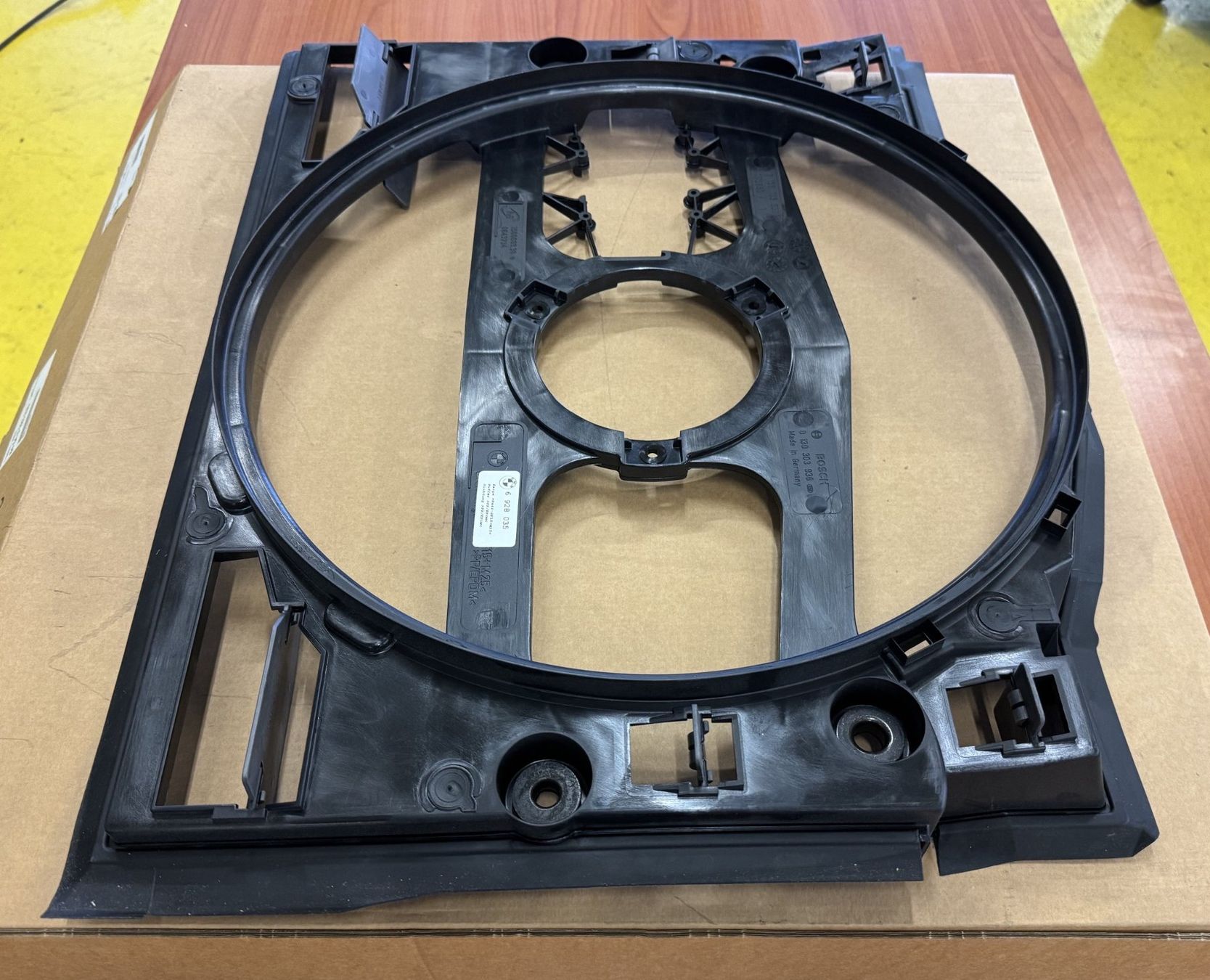 BMW Tutti pezzi di ricambio auto: BMW Série 3 E46 support de ventilateur – Nuovo (secondo la descrizione) da Satigny venduto da rfo59 2