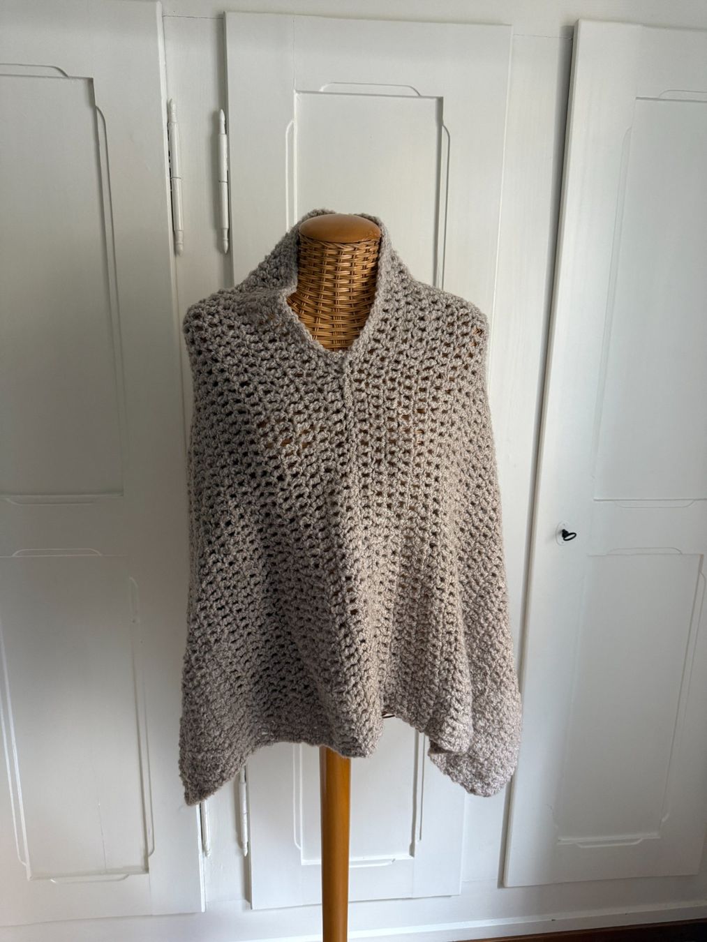 Altro in Moda donna: Strickponcho Cape beige – Usato da Zürich venduto da Diazaio