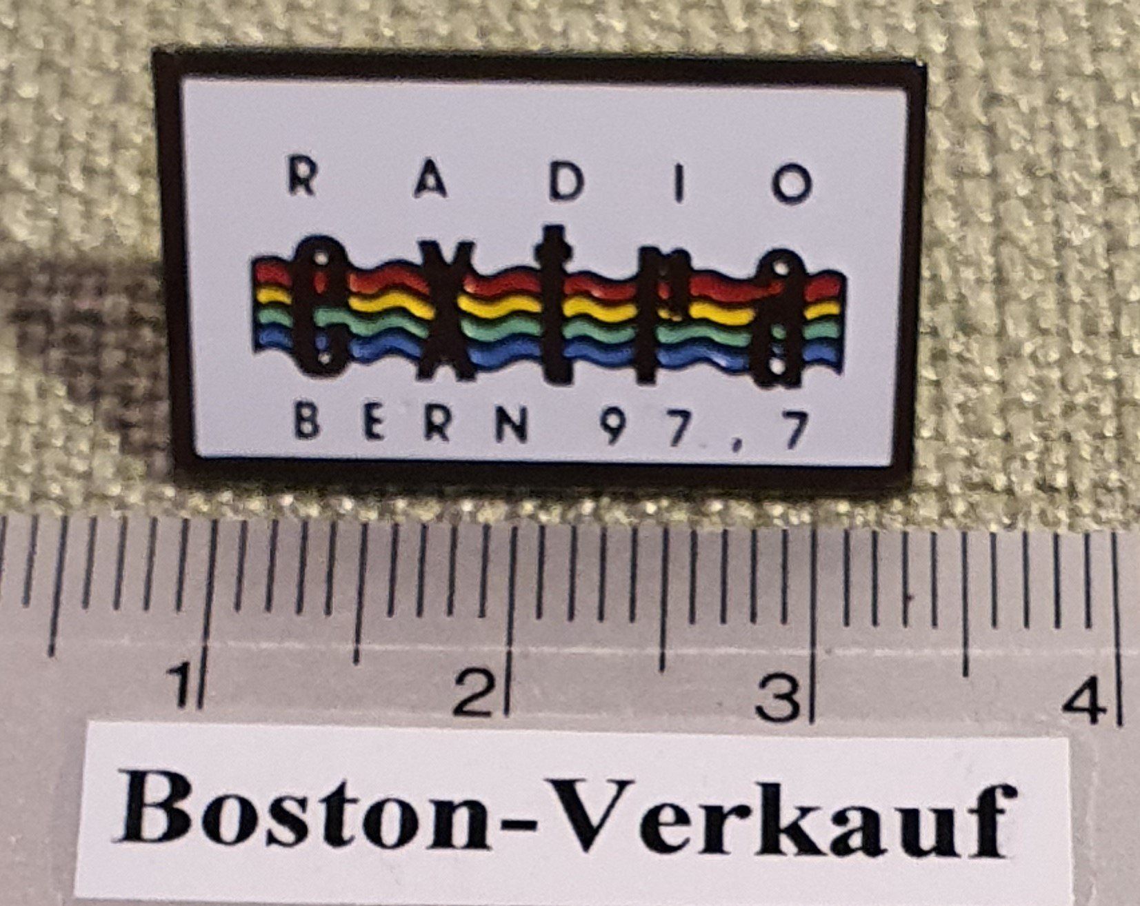 Placchette & Badge: A071 - Pin Radio extra Bern 97.7 – Usato da Reinach BL venduto da Boston-Verkauf 1