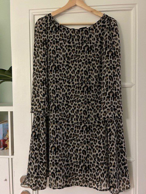 Robe Claudie Pierlot motive L opard Taille 36 Acheter sur Ricardo