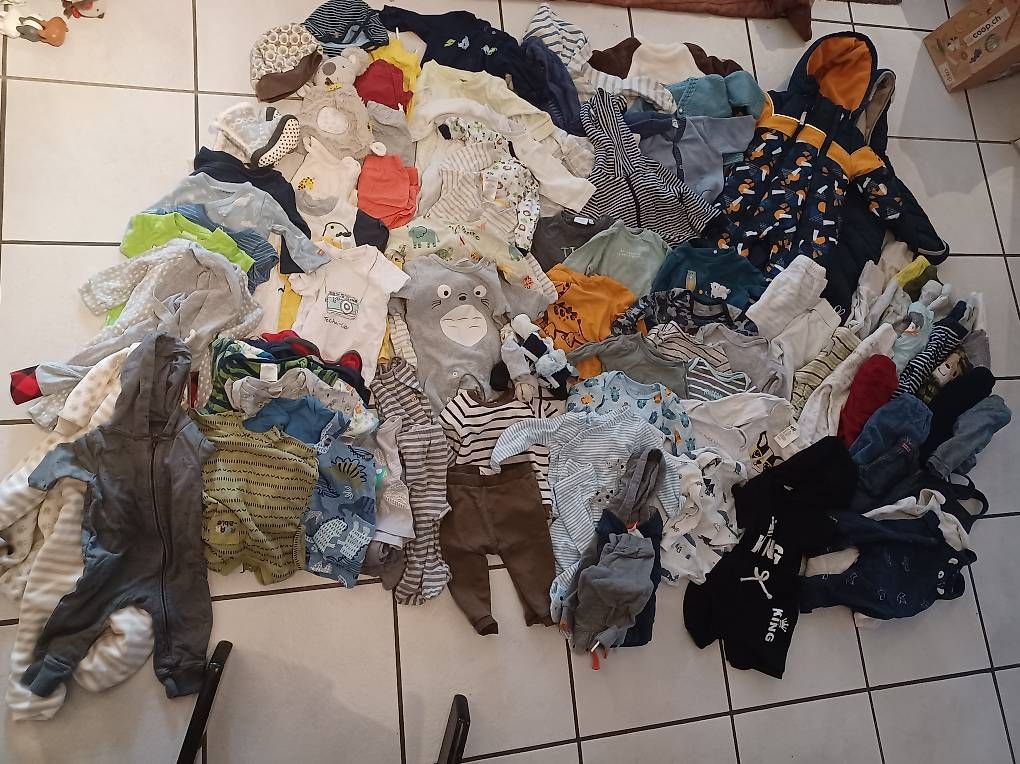 Lotti & Set di vestiti: Kleiderset (oder einzeln) Grösse 62/68 bzw. 3 bis 6 Monate – Usato da Würenlingen venduto da Steeefeli
