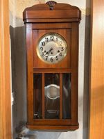 Antike Wanduhr Holzgehäuse mit Pendel