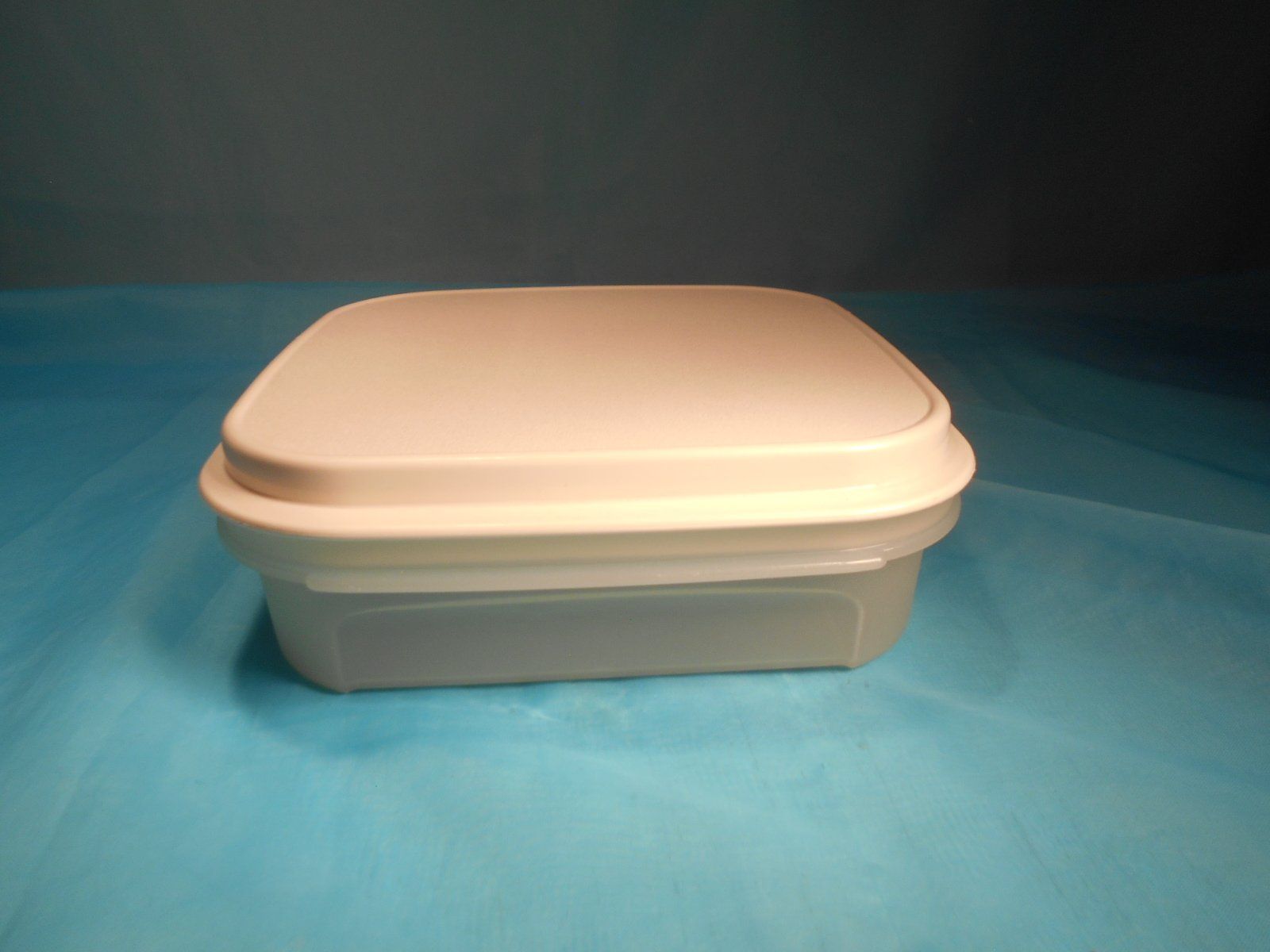 Tupperware Contenitori & Simili: Tupperware Behälter, weiss, 18 x 18cm – Usato da Bellach venduto da JingleCherry