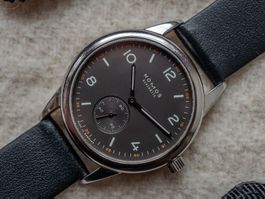 Nomos Club Dunkel Ruthenium Automatic Glasboden