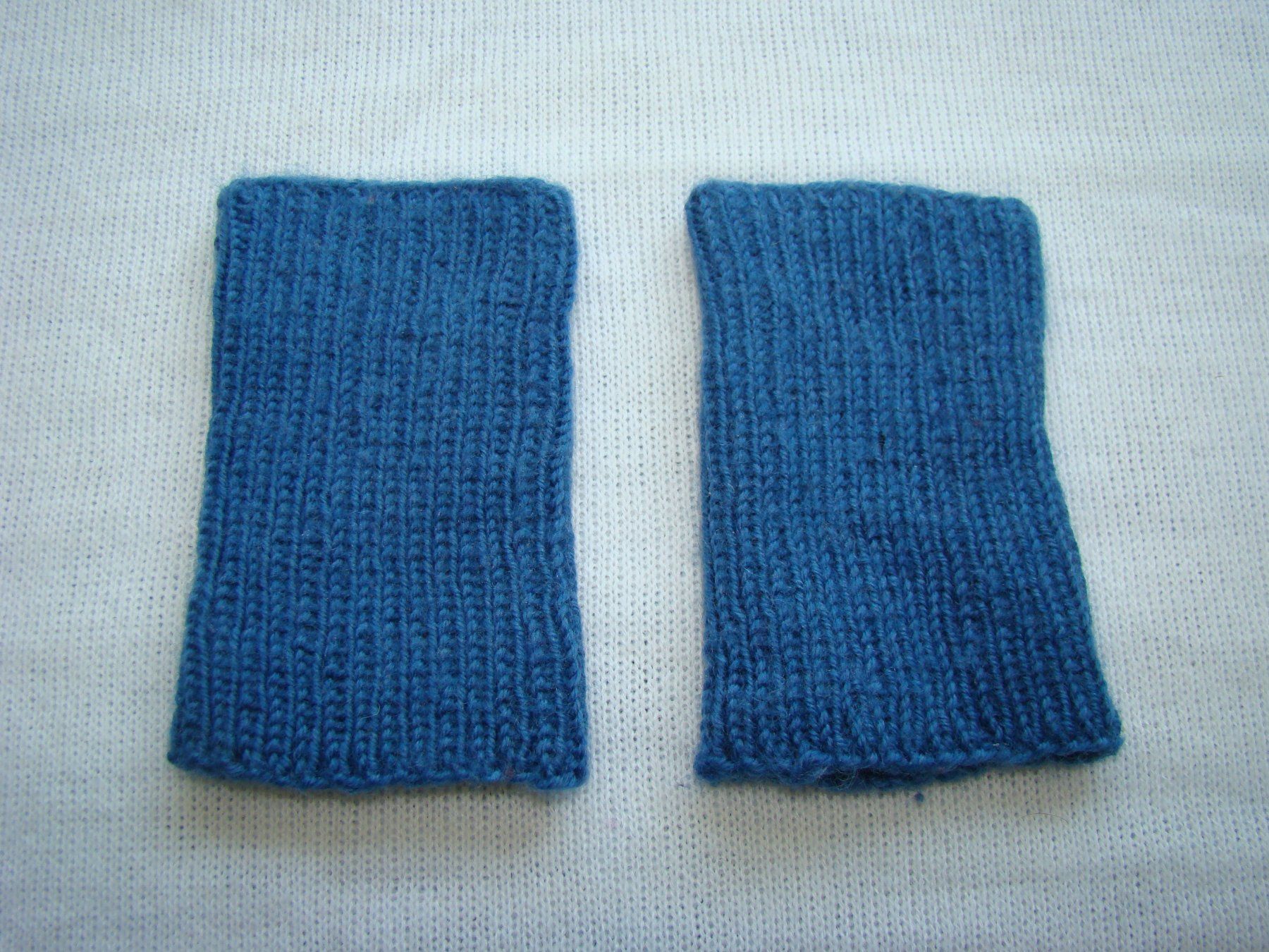 Guanti & manicotti: Hanteli Pulswärmer blau gestrickt – Usato da Malters venduto da burzi