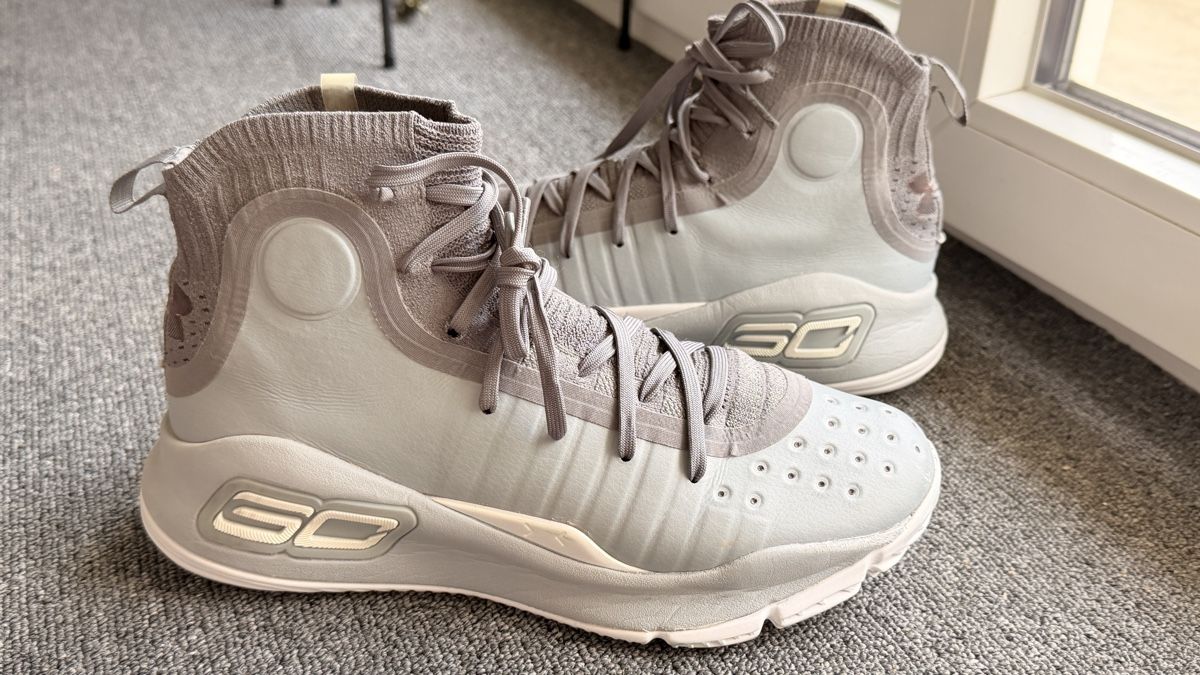 Under Armour Scarpe da uomo: Under Armour Curry 4, unisex Taille 41 – Usato da Bulle venduto da LeMoleson