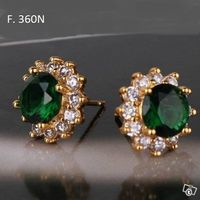 Goldfarben Ohrstecker mit grünen und weisen Steinen