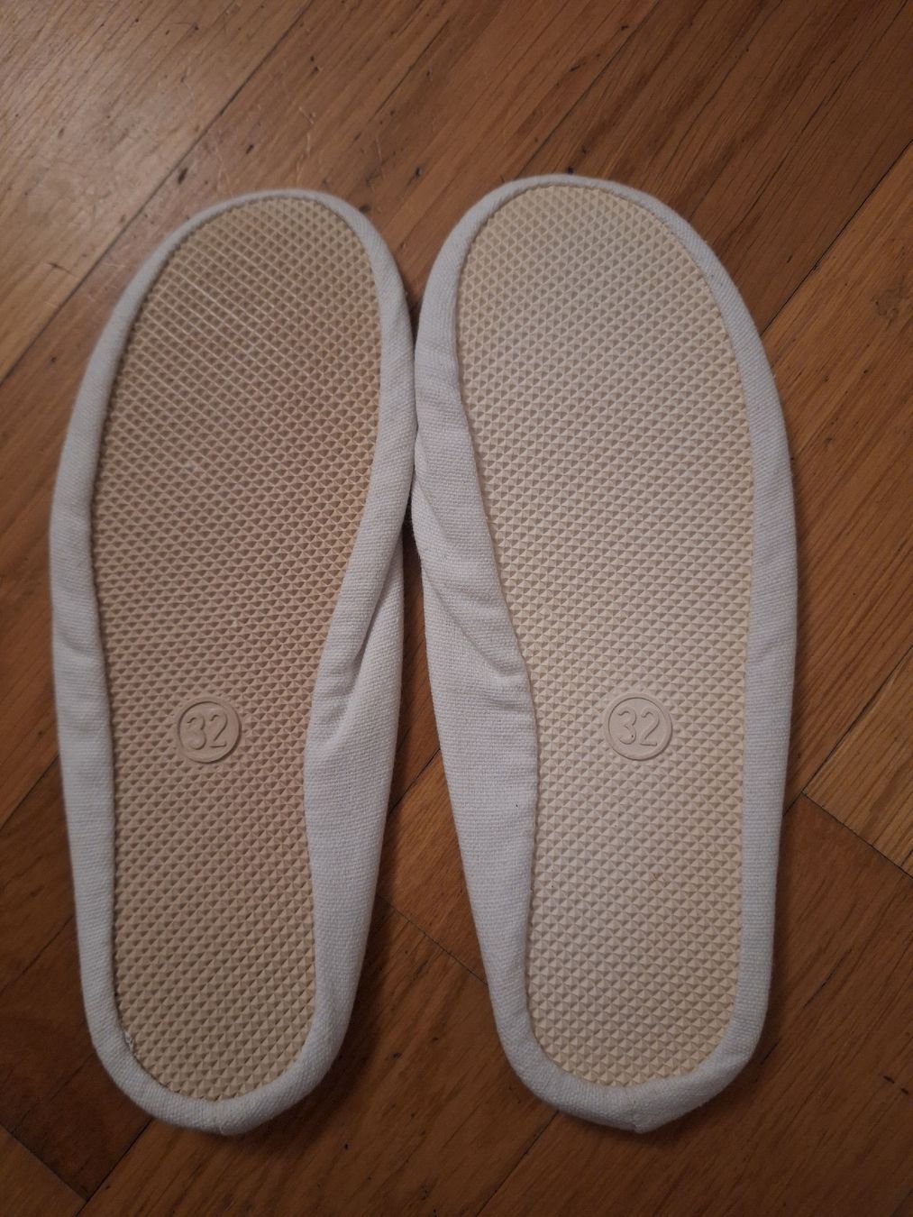 Schuhe für Mädchen: Weisse Turnschläppli, Turntäppeli Grösse 32 – Neu und originalverpackt aus Hausen am Albis von cheeeck 1