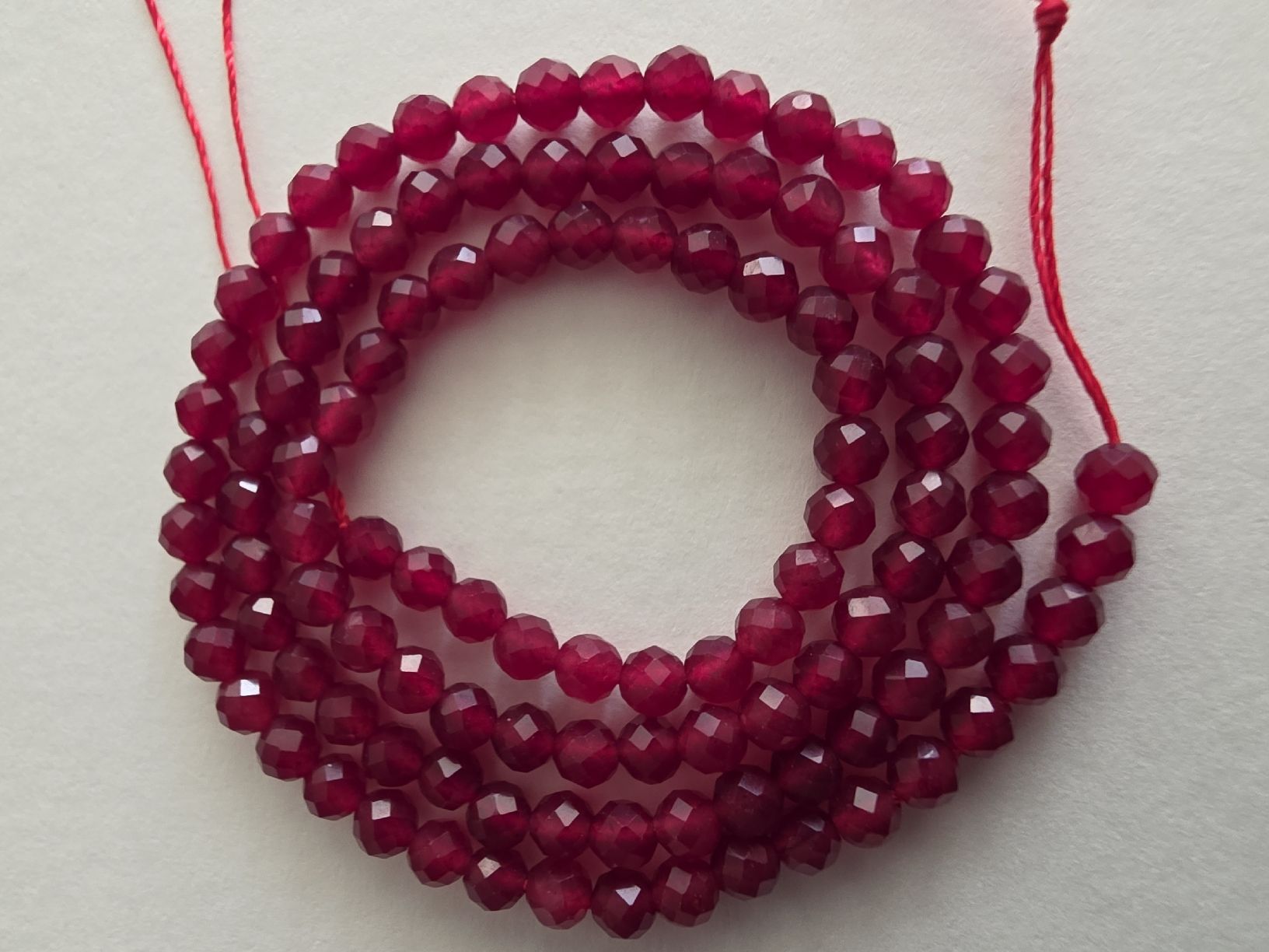 Minéraux & Lithothérapie: Chalcedon facettiert Rubinrot 3mm Strang – Neuf avec emballage d'origine à Menziken par Mirager 2