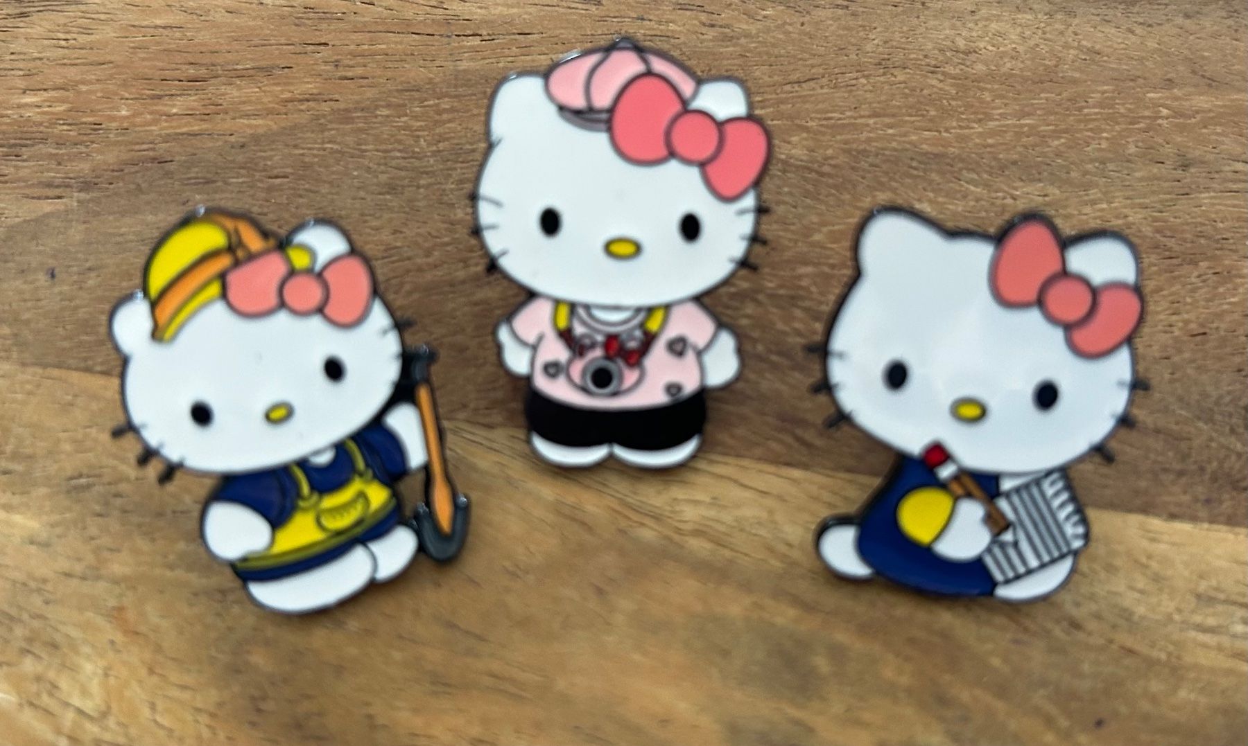 Plaquettes & Badges: 3x Pin Hello Kitty – Neuf avec emballage d'origine à Geneve par vane267