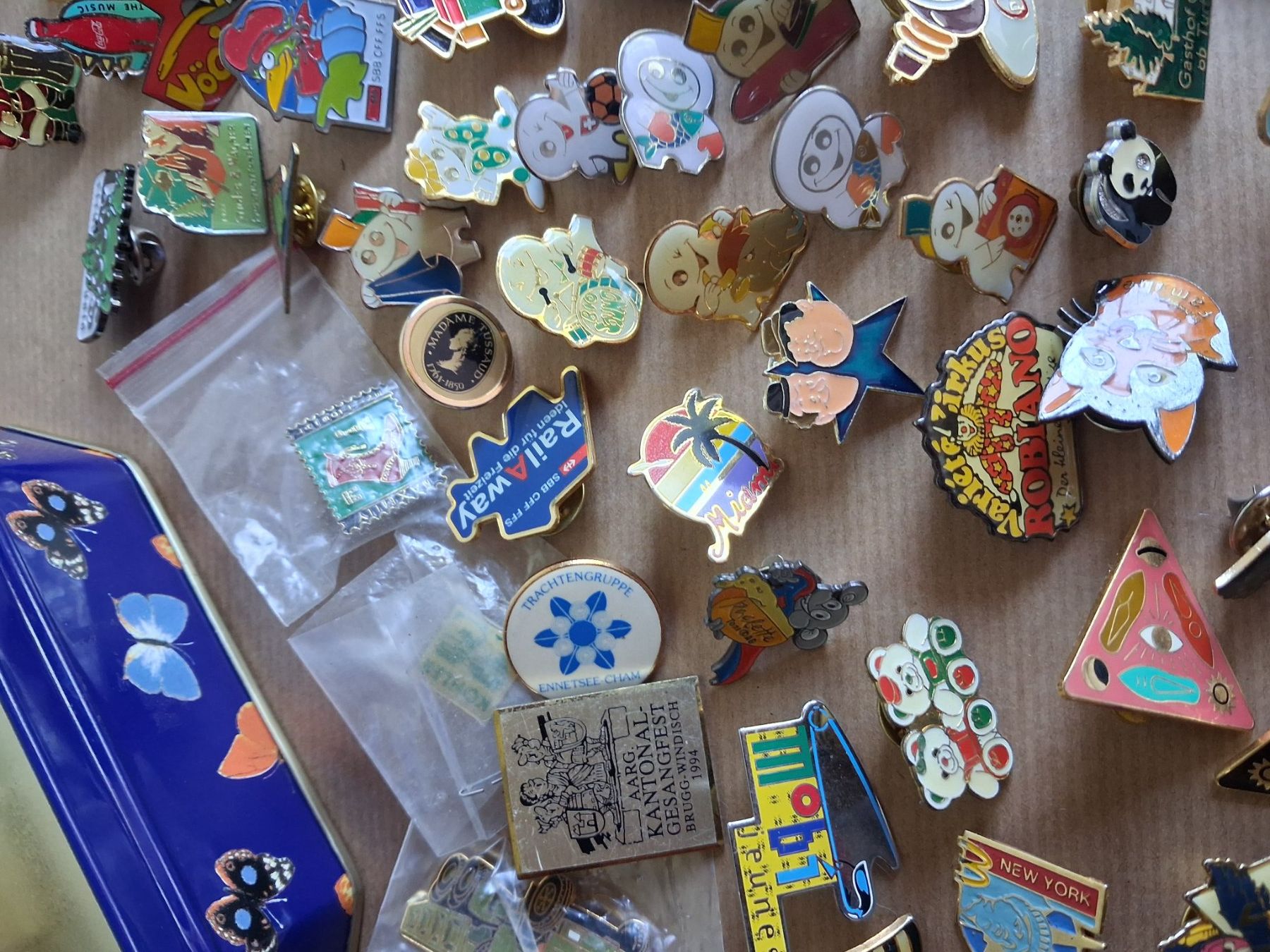 Placchette & Badge: c/ 100+ Pins mit Verschluss. Gemäss Bildern – Usato da Hagendorn venduto da siwasi3 3