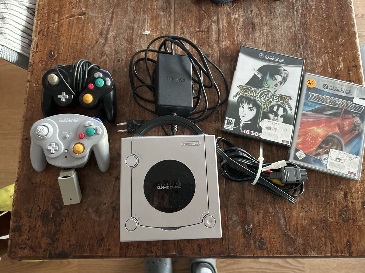 Nintendo Console: Nintendo GameCube Argento + 2 Controller + 2 Giochi – Usato da Bellinzona venduto da Yoichi