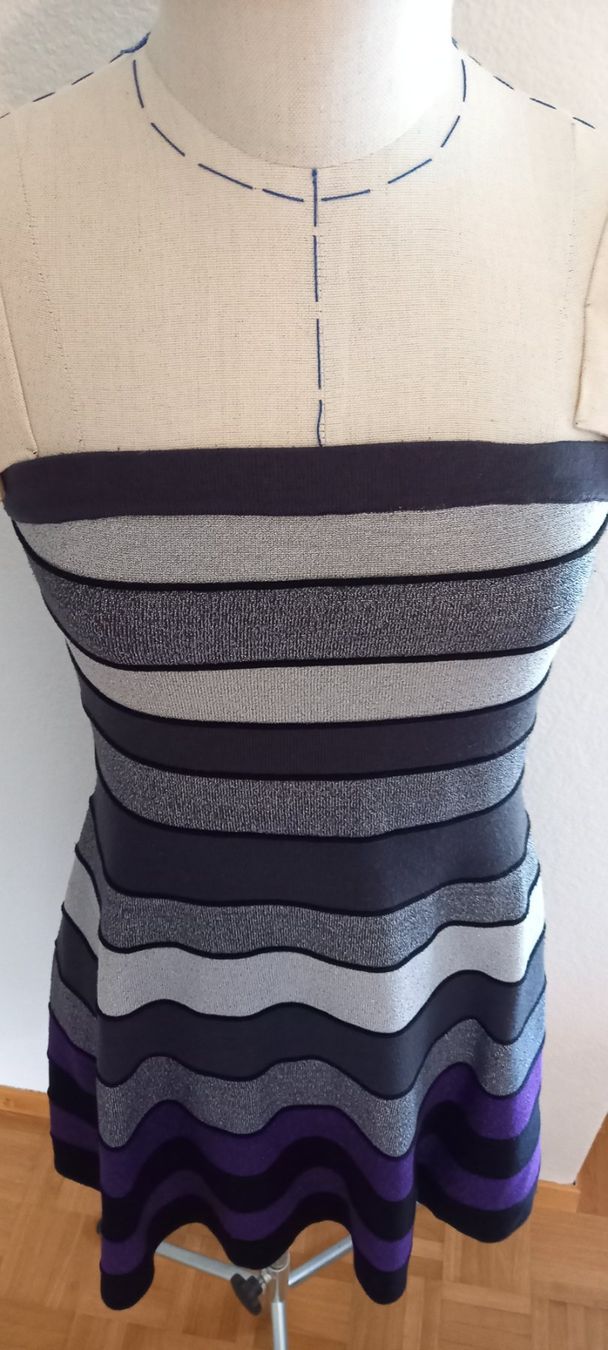 Vestiti: Schulterfreies Strickkleid mit Lurexglanz – Nuovo (secondo la descrizione) da Zwillikon venduto da Leewii 3