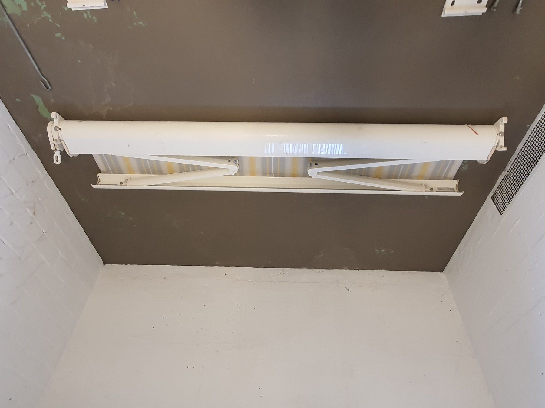 Stobag Tende da sole: SCHWEIZER STOBAG SONNENSTORE/MARQUISE; STORE BANNE/MARQUISE; – Usato da Biel/Bienne venduto da silvermicra 1