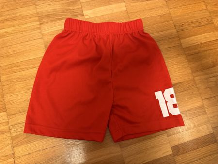 Rote Shorts Gr. 110 mit Nummer 18 - Sommer kann kommen!