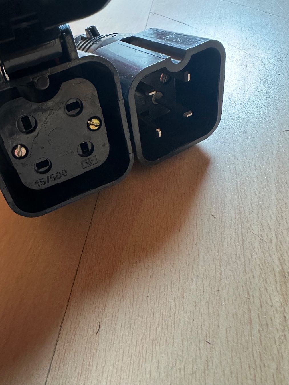 Spine: Stecker/ Kupplung J15 4 Polig – Usato da Huttwil venduto da Bolpa 1