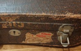 antiker 4/4 Violinkoffer mit Reiseklebern