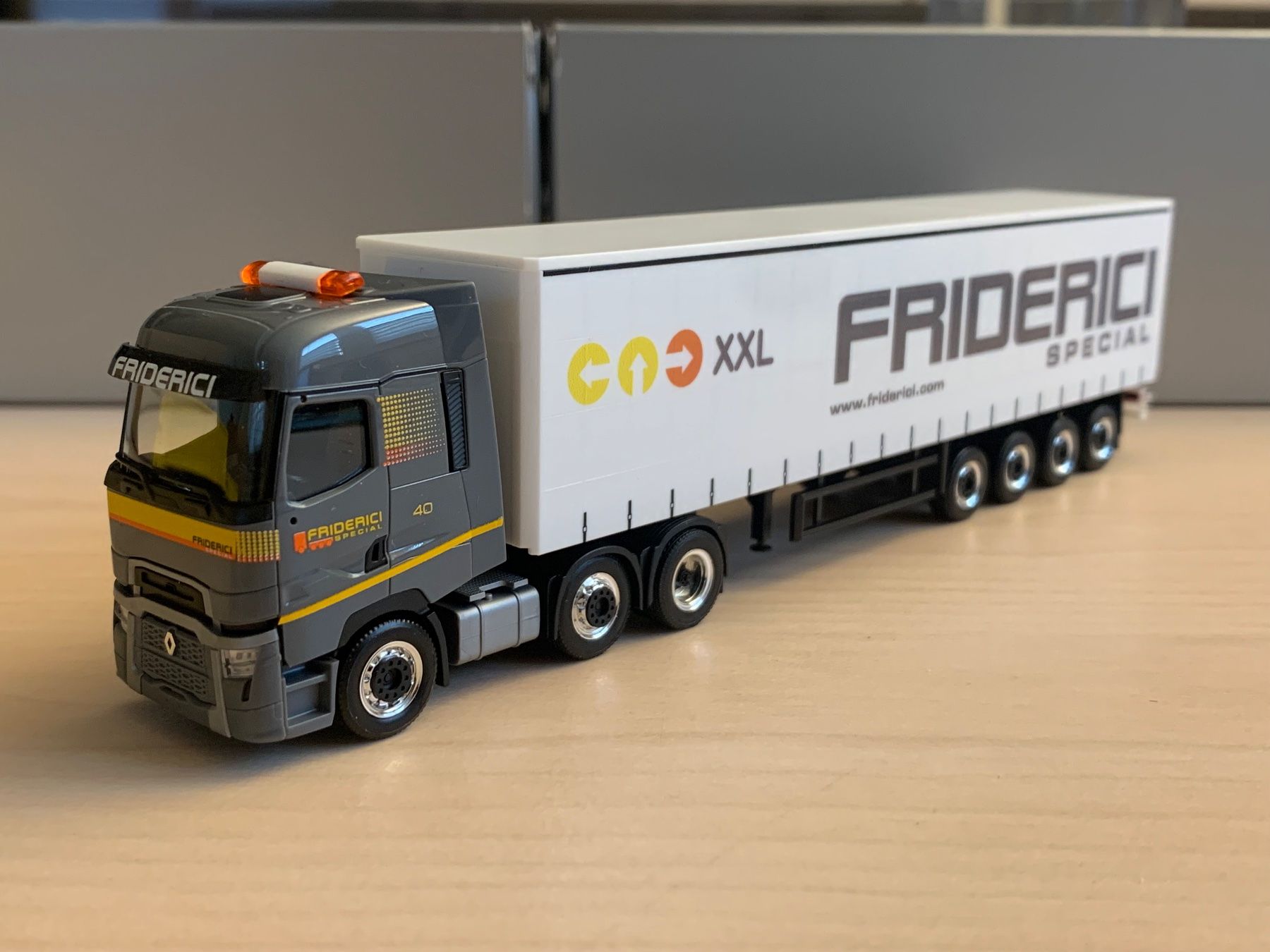 Herpa Modellini d'auto: Renault T Friderici Schiebeplane – Nuovo (secondo la descrizione) da Felben-Wellhausen venduto da Mobil01