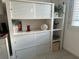 Modernes Hochglanz-Regal weiss mit Schiebetüren