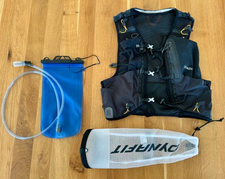 Evadict Laufweste 10l & 1l Trinkbeutel & Dynafit Stockhalter