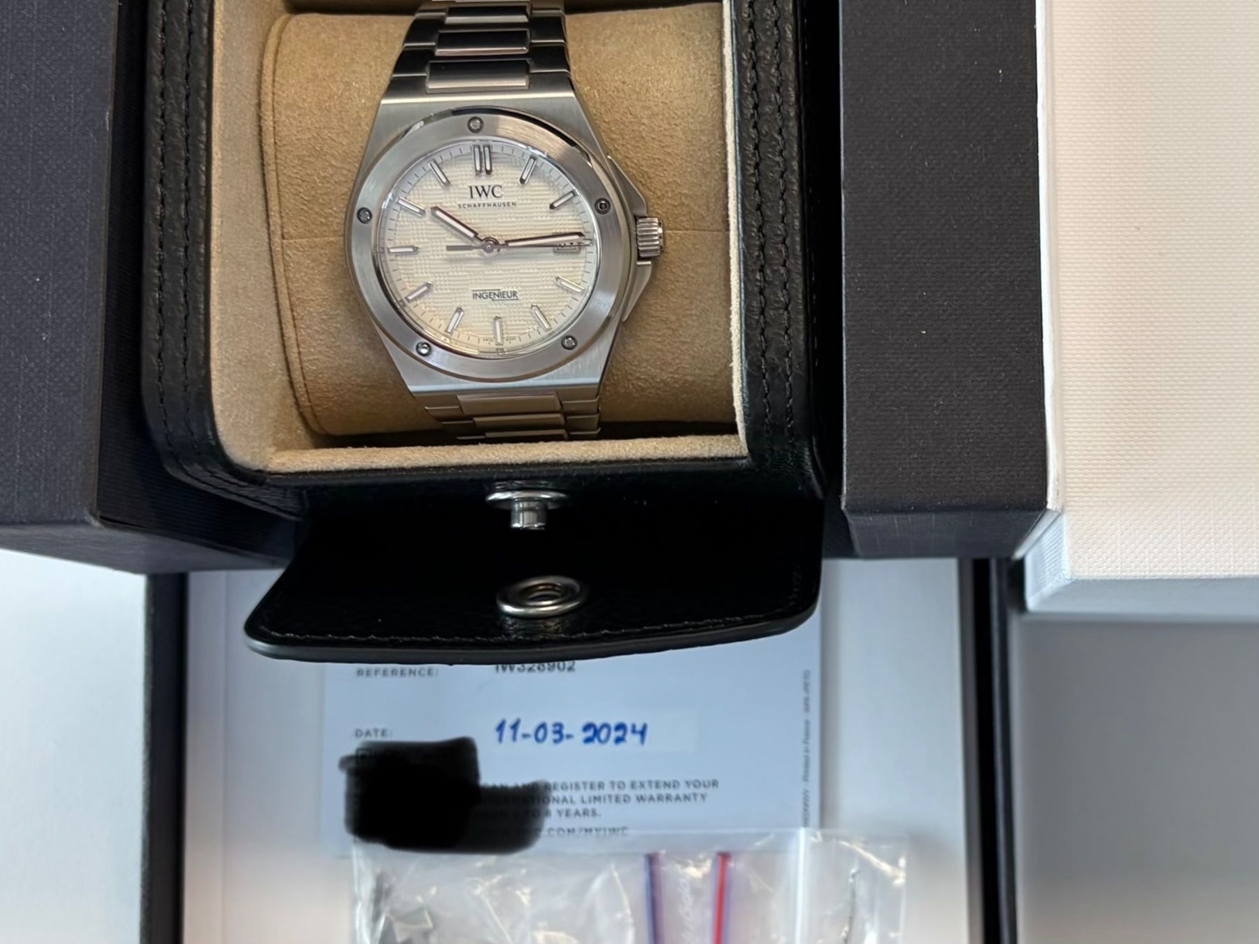 IWC Uhren: IWC Ingenieur Automatic 40 (ref. 328902) / Full-Set – Gebraucht aus Zürich von Airflow22 5