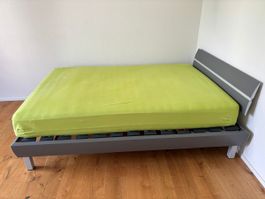 Bett inkl Lattenrost und Matratze