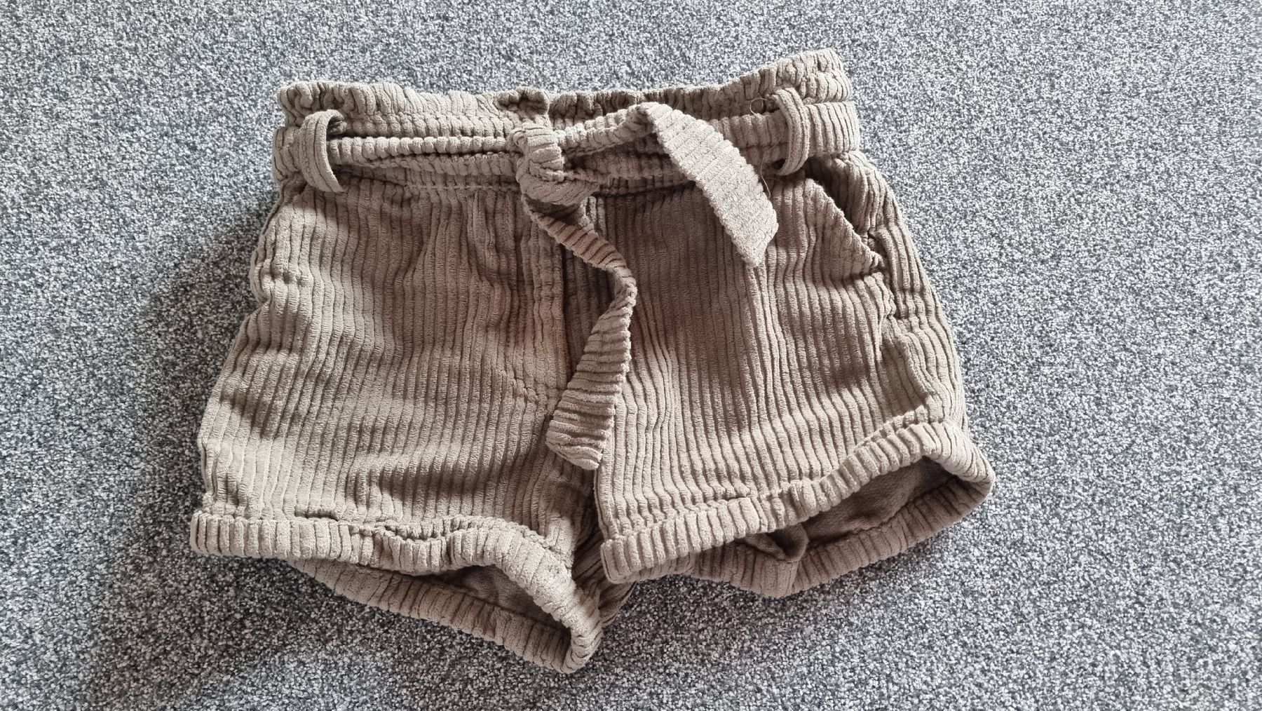 Pantalons: Short velours 5 ans – D'occasion à Les Breuleux par Mily1991