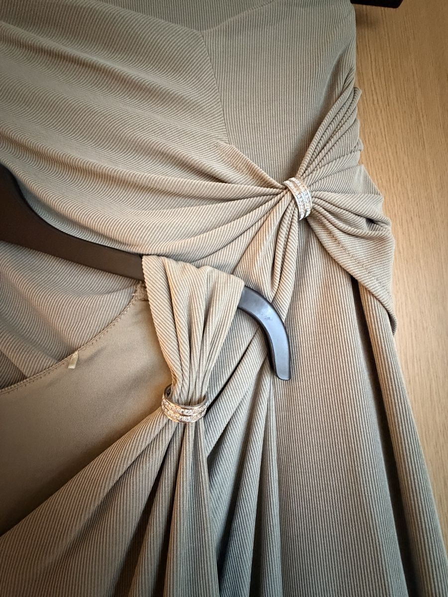 Guess Robes: Guess - figurbetonte -Set: Sage Green Farbe – Neuf (Voir description) à Bern par Marie_B21 1