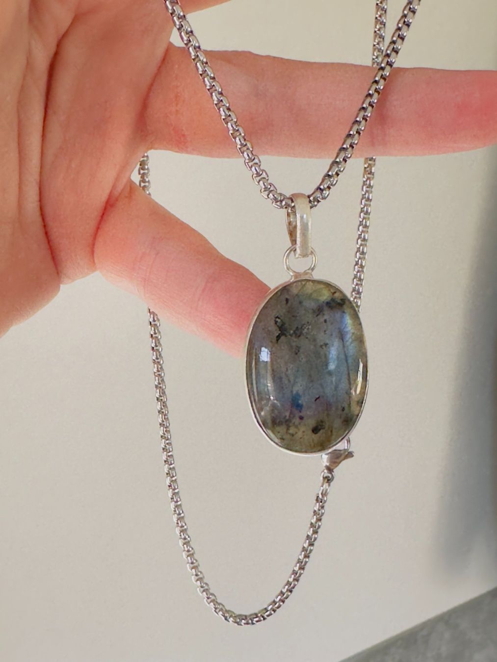 Ketten: Fashionable labradorite necklace – Neu und originalverpackt aus Genève von AGBERG 4