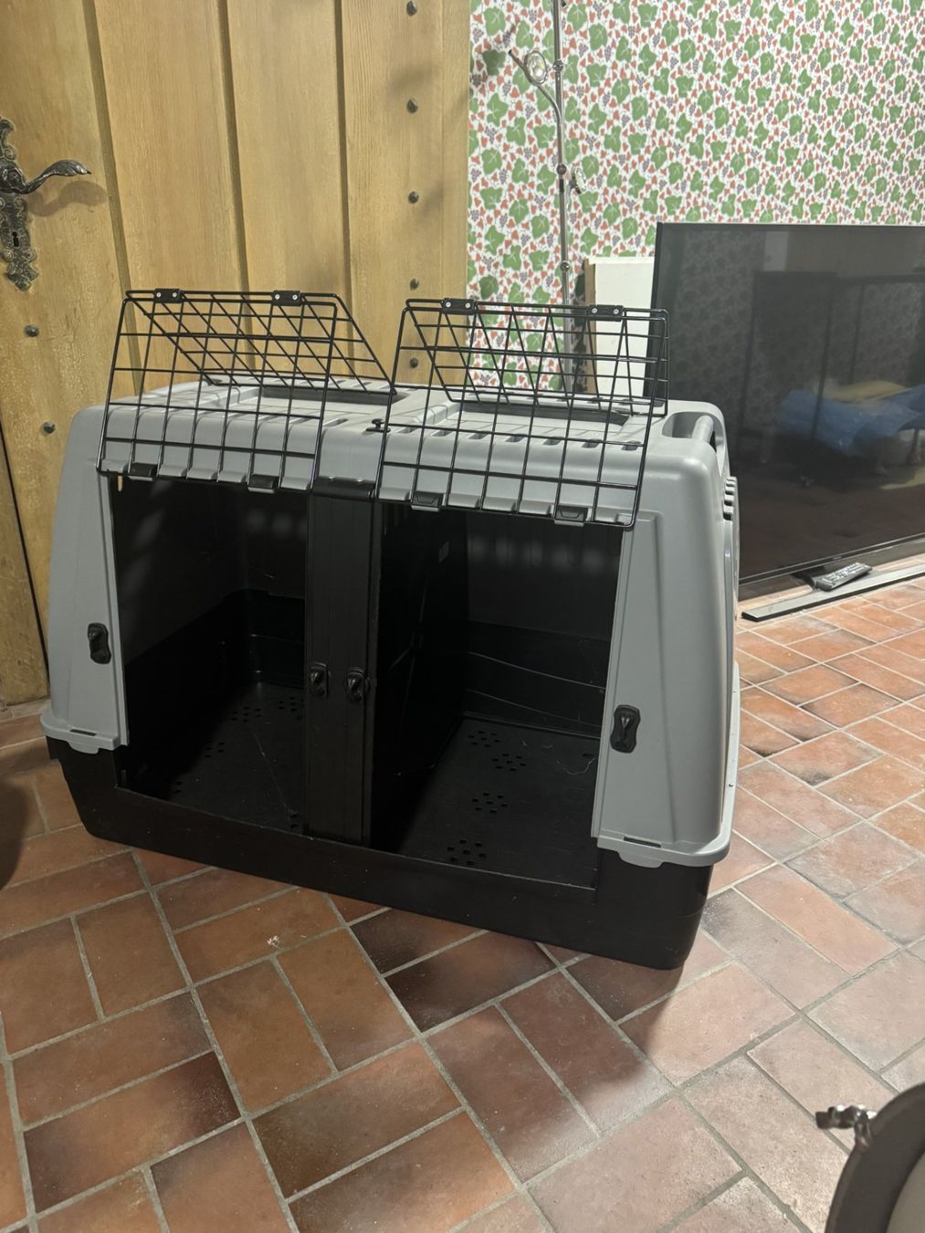 Käfige, Transport & Sicherheit: Doppelhundebox aus Kunststoff  robust & praktisch – Gebraucht aus Luzern von Linaka1