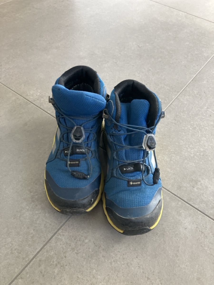Adidas Scarpe per ragazzi: Adidas Terrex Wanderschuhe blau Grösse 30 gebraucht – Usato da Rothenthurm venduto da Family_B