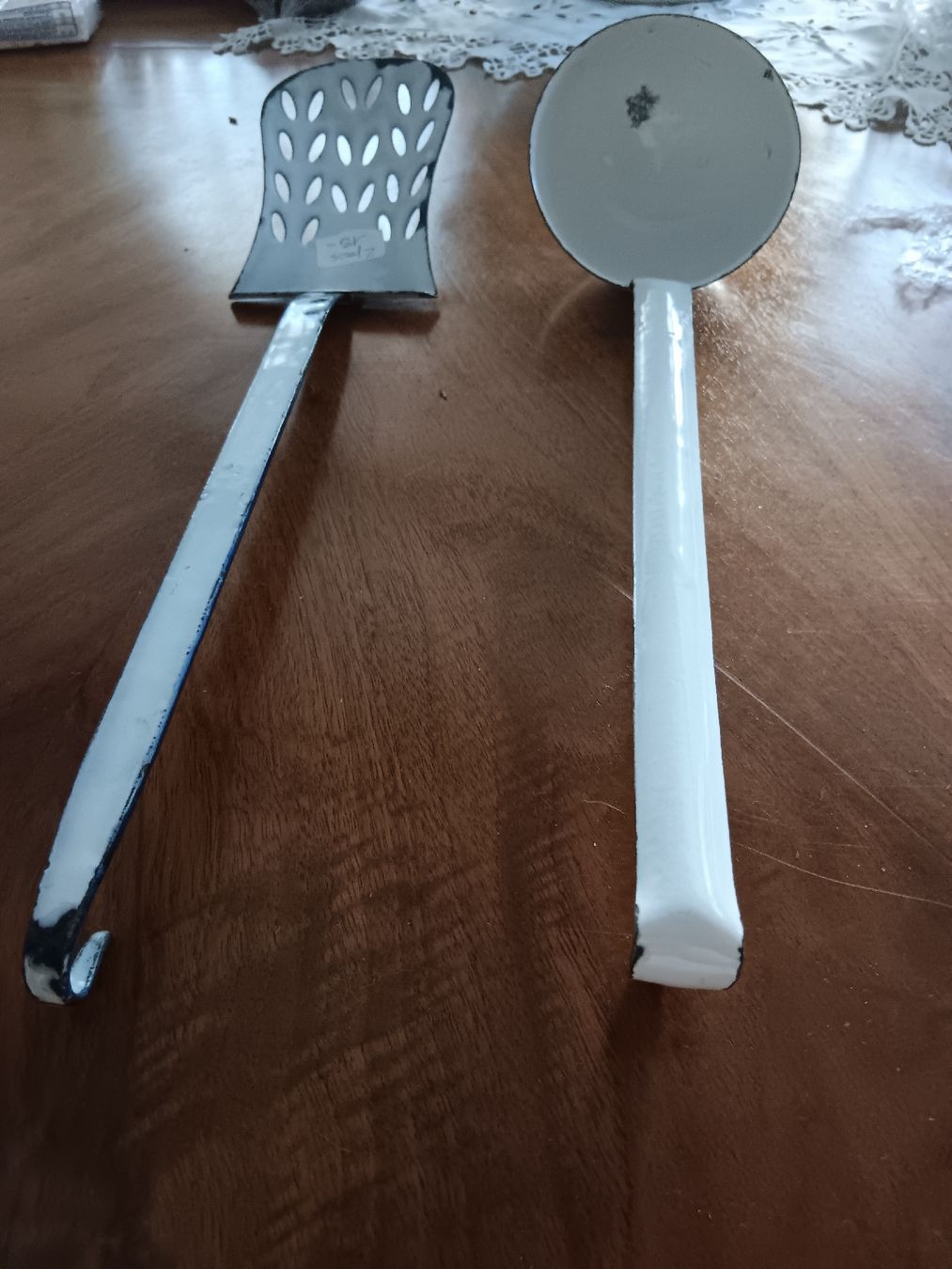 Set di posate: emaille Kelle und Schaumlöffel – Usato da Ambrì venduto da Maerz87 1
