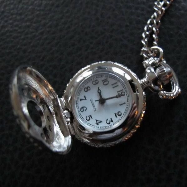 Uhren: Kleine Gothic / Victorian Umhängeuhr – Neu (gemäss Beschreibung) aus Schwanden GL von UHRKNALL 1