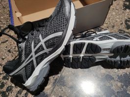 Neu Asics Turnschuhe gr 37