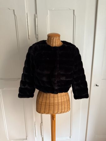 MAGNUUN - Fake Fur Kurzjacke schwarz 36