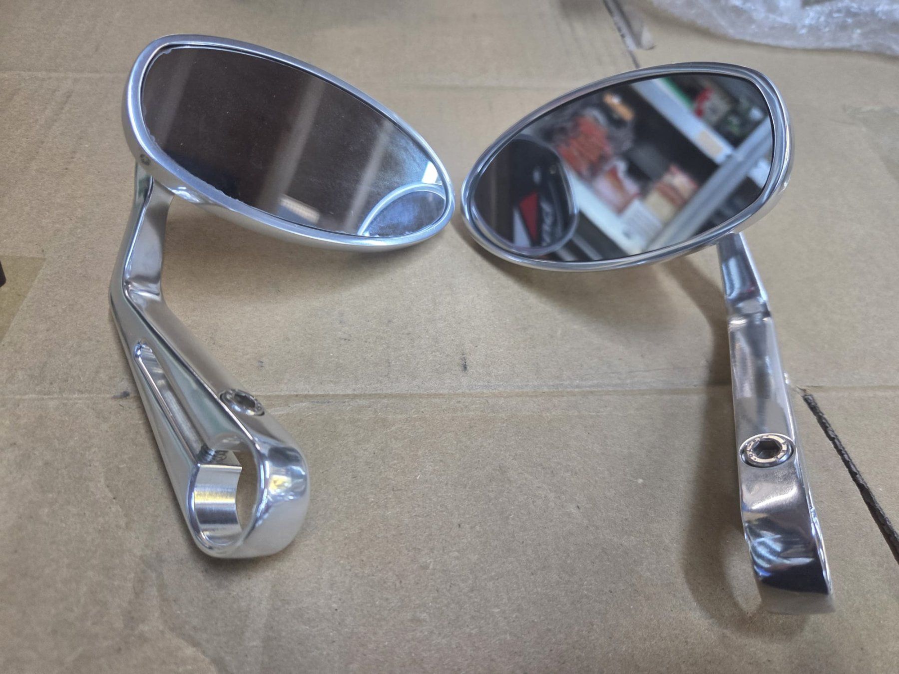 Triumph Tutti i ricambio per moto: Triumph Lenkerendspiegel NEU – Nuovo e nell'imballaggio originale da Alpnach Dorf venduto da Motorrad-Girl 1
