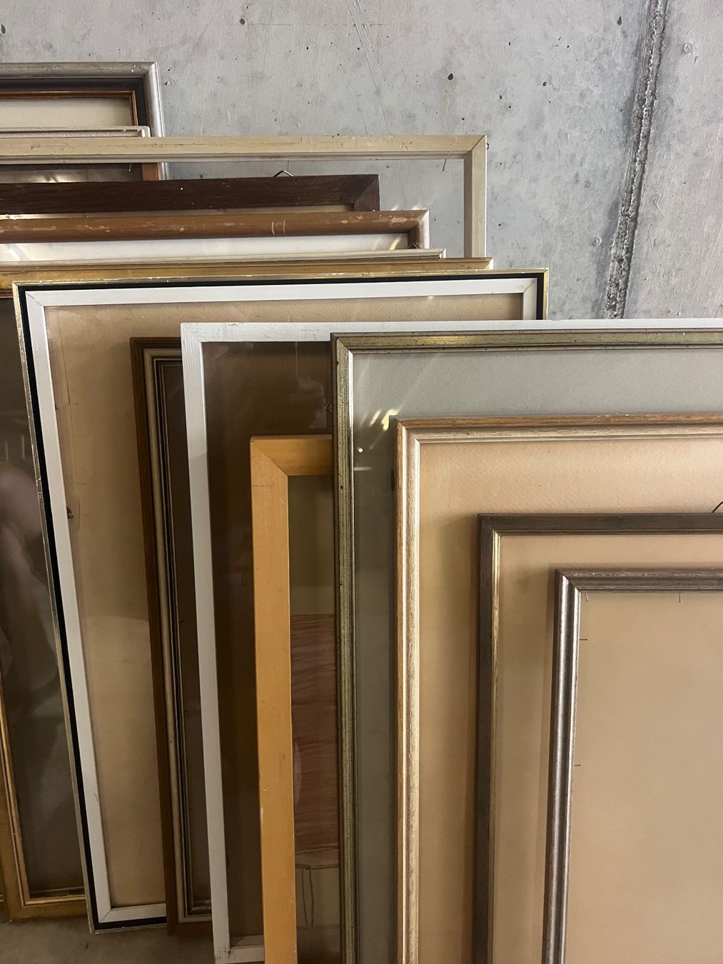 Cornici: 16 verschiedene Holz Bilderrahmen mit Glas – Usato da Rain venduto da Pic-Ass 2