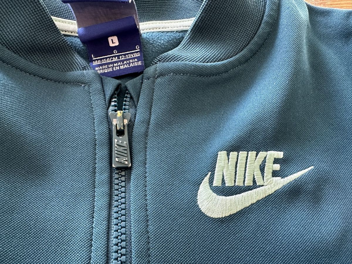 Nike Lotti & Set di vestiti: NIKE Trainerjacke und ein Tshirt – Usato da Heitenried venduto da Tannenbaum25 2