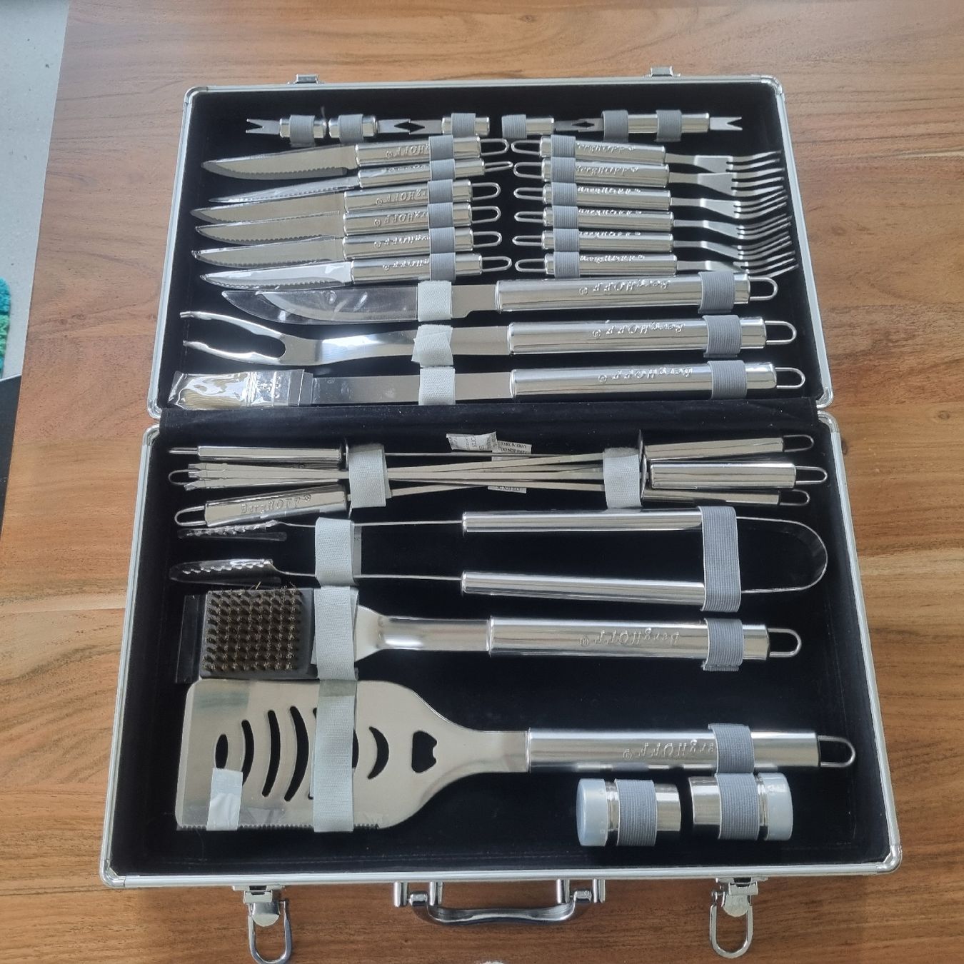 Set di posate: Grill Besteckkoffer Berg HOFF 32 Teilig – Nuovo (secondo la descrizione) da Zürich venduto da ret_7ppg 2