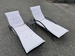 2 Liegestühle & Tischchen inkl. Polster
