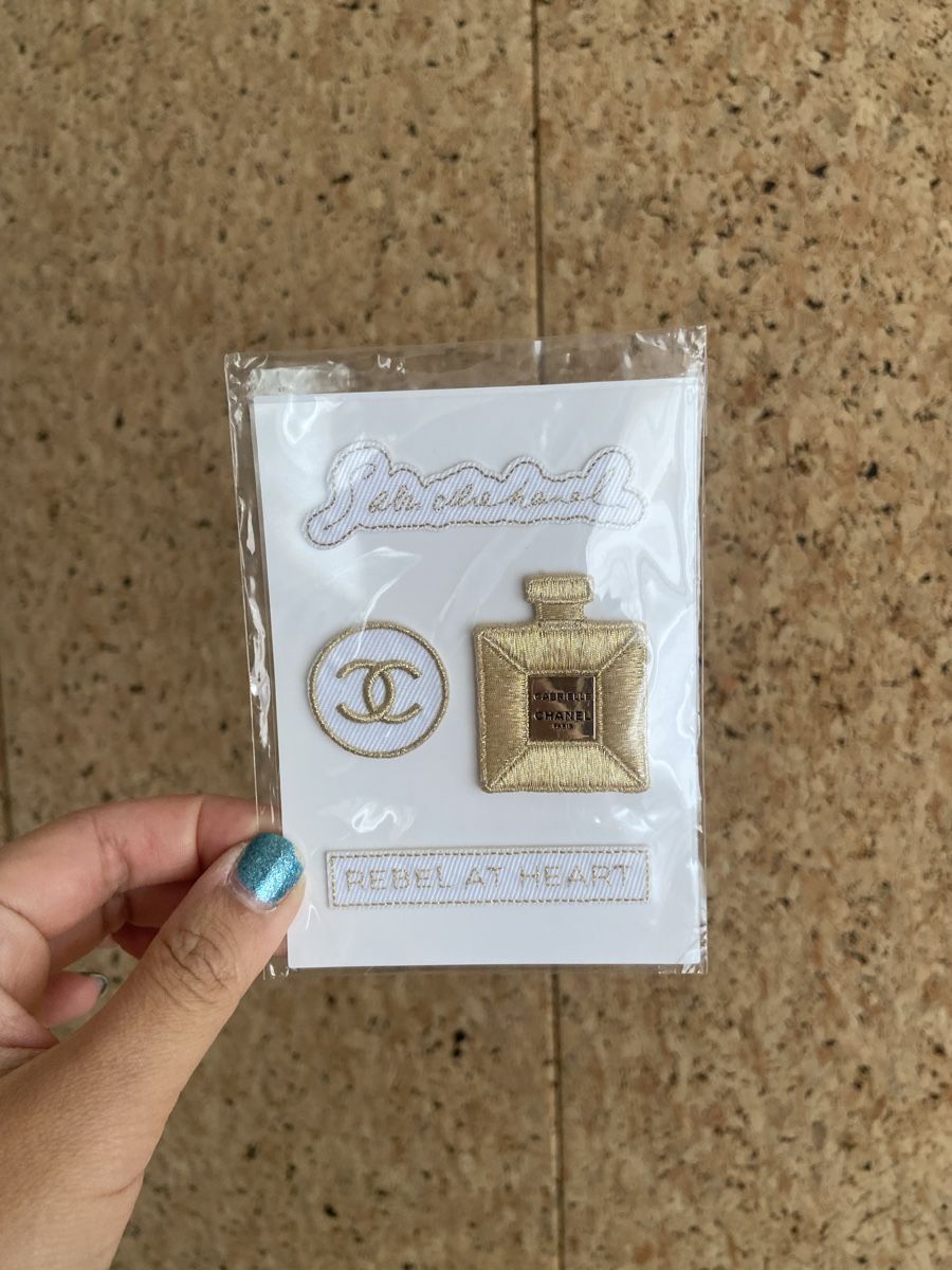 Chanel Patches: Chanel Perfume Embroidered Patch Set – Neu und originalverpackt aus Wallisellen von shirley10212008