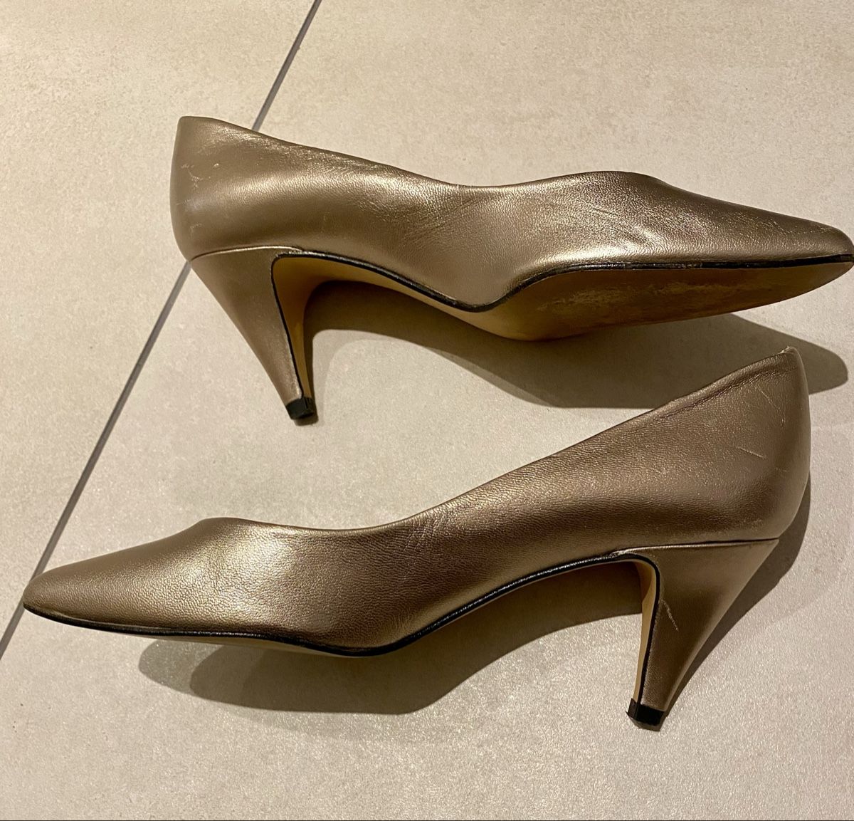 Scarpe da donna: SCHUHE GOLD – Usato da Eglisau venduto da Lara0 1