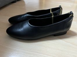 Schwarze Neu Leder  Ballerinas mit goldener Kette, Grösse 38